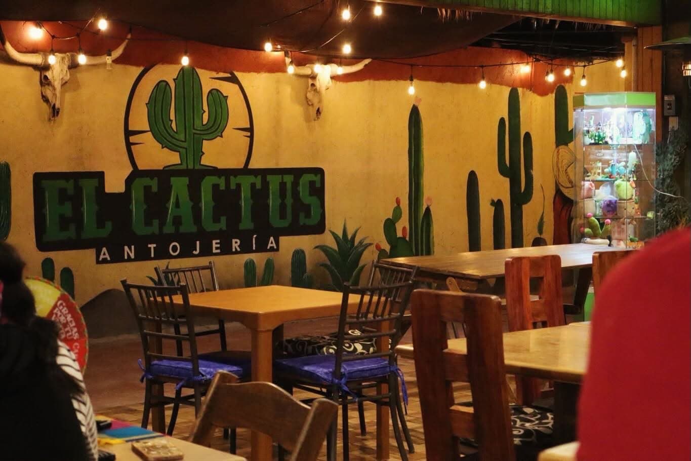 Interior de El Cactus Antojería con mural del restaurante